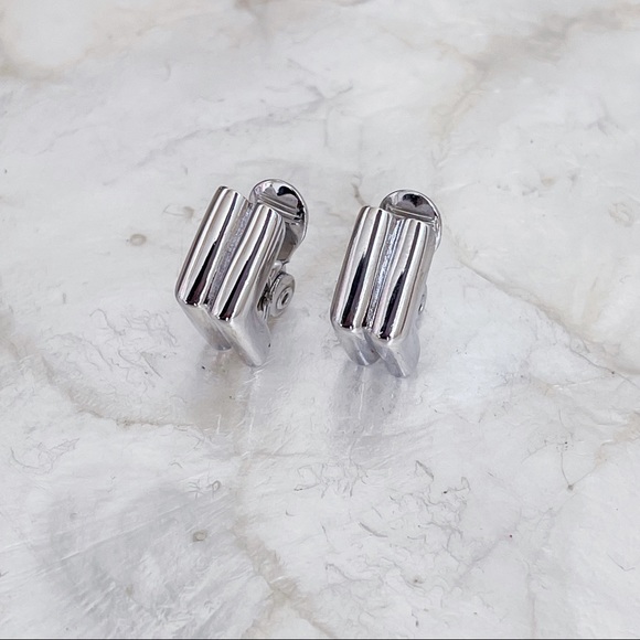 Monet Silver Tone Ribbed Pyramid Clip On Classic Earrings 1” - Picture 2 of 13